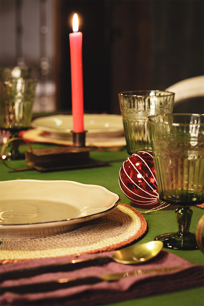 Décoration table de Noël avec la vaisselle et les textiles d'Ofelia Home & Decor. 